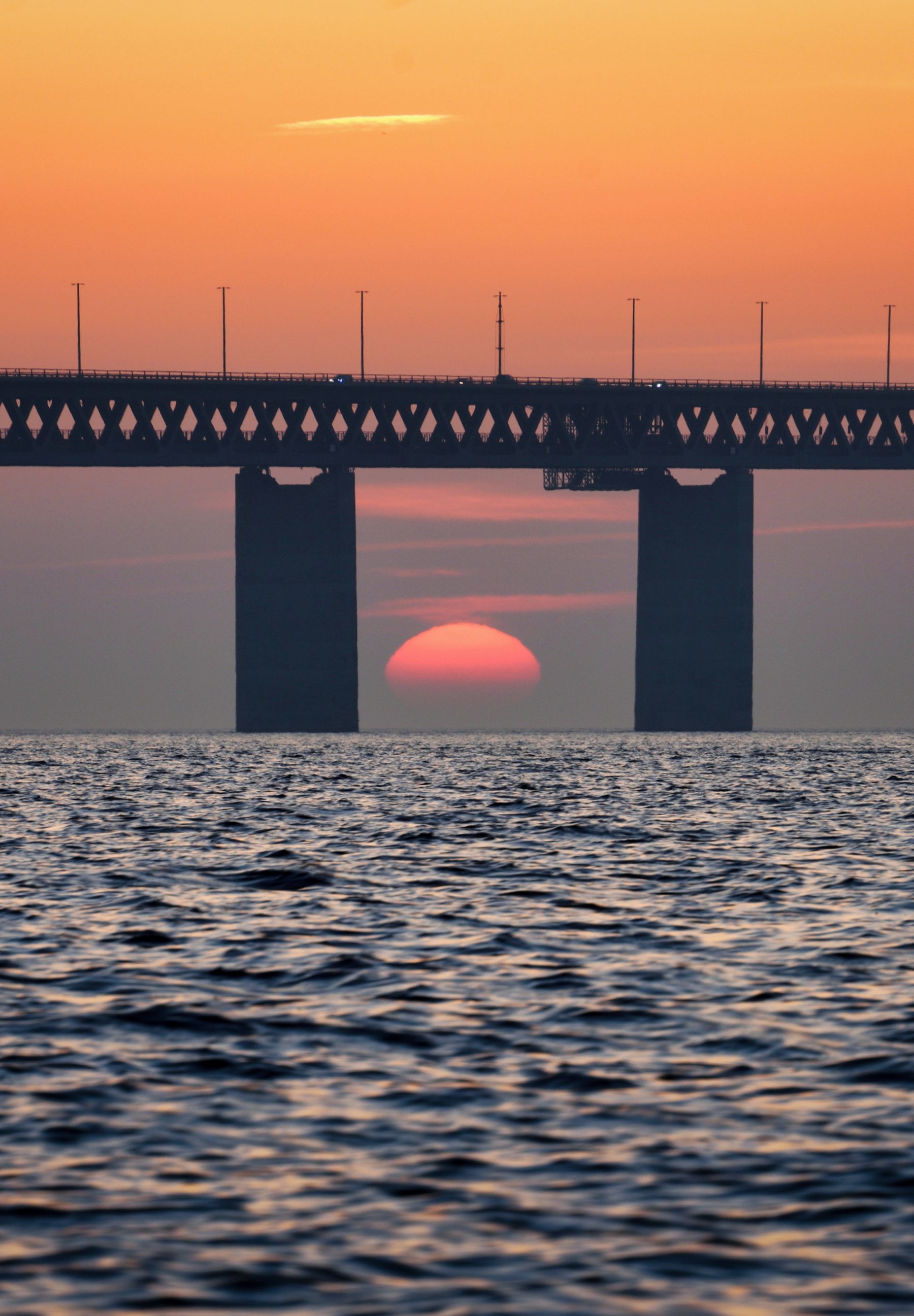 Öresundsbron i solnedgång sedd från Malmösidan