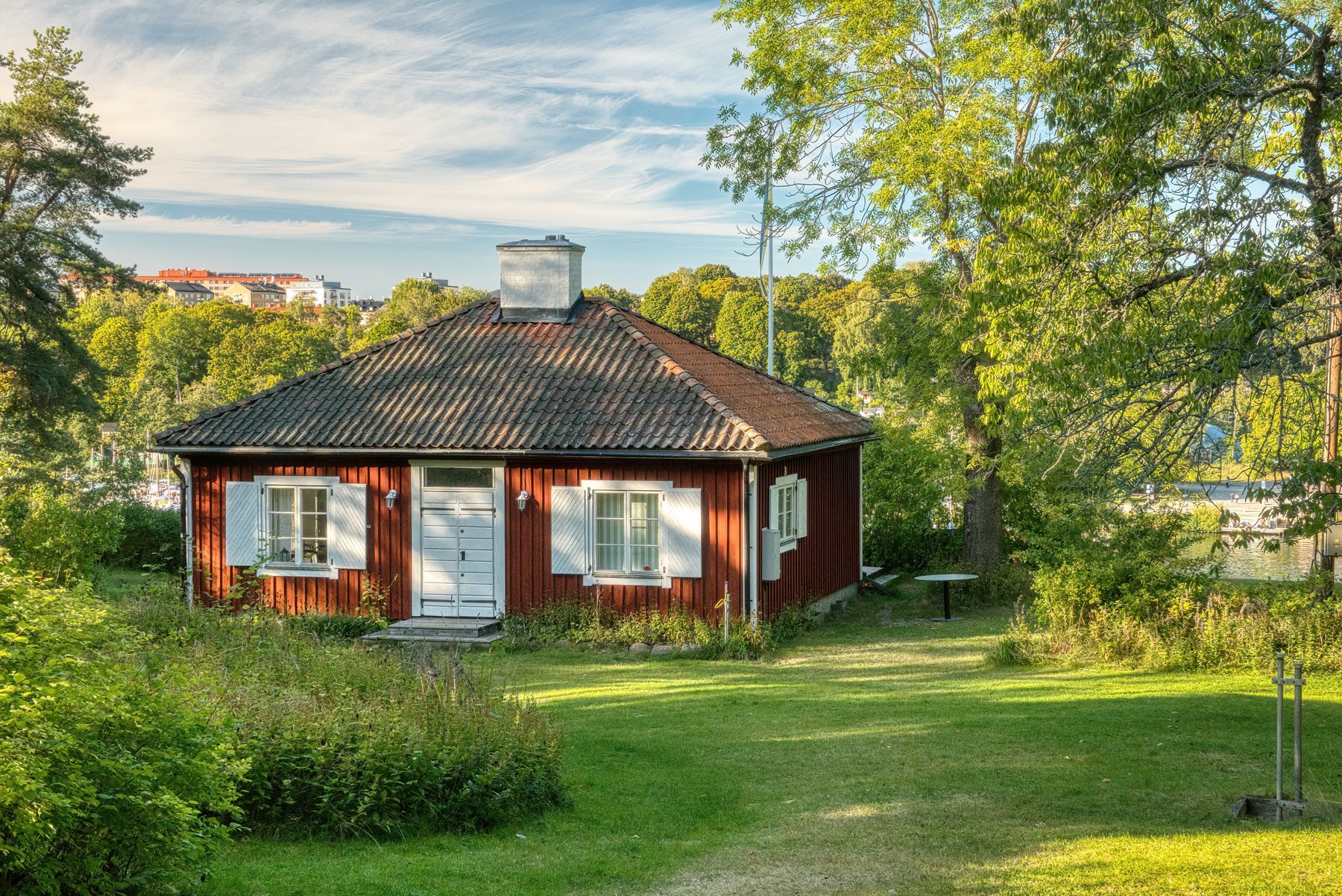Äldre bebyggelse mot vatten