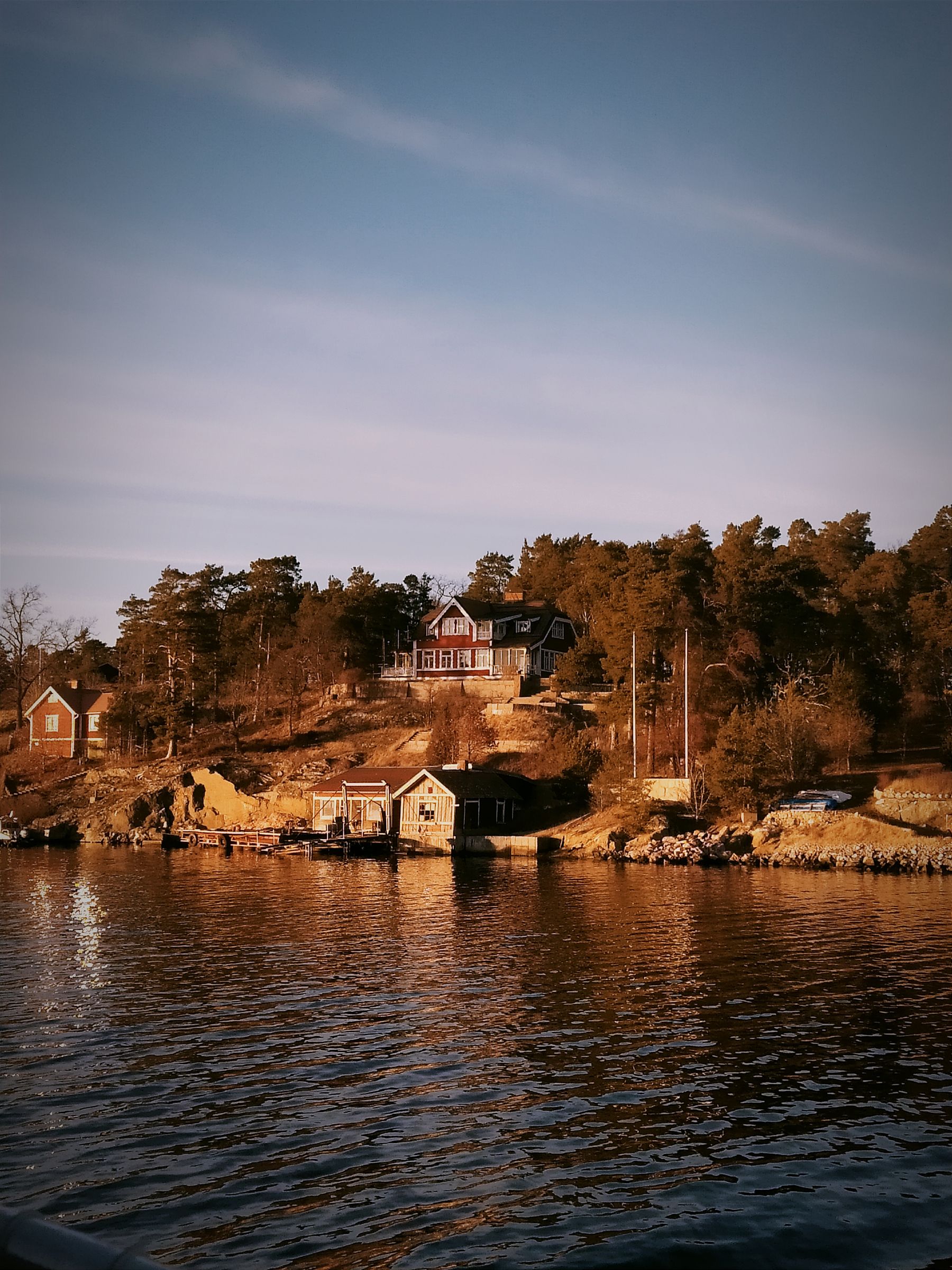 Skärgårdshus i falurött vid klippor