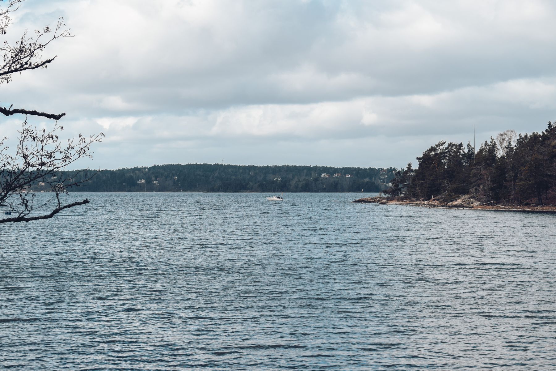 Grund strandlinje mot öppet vatten