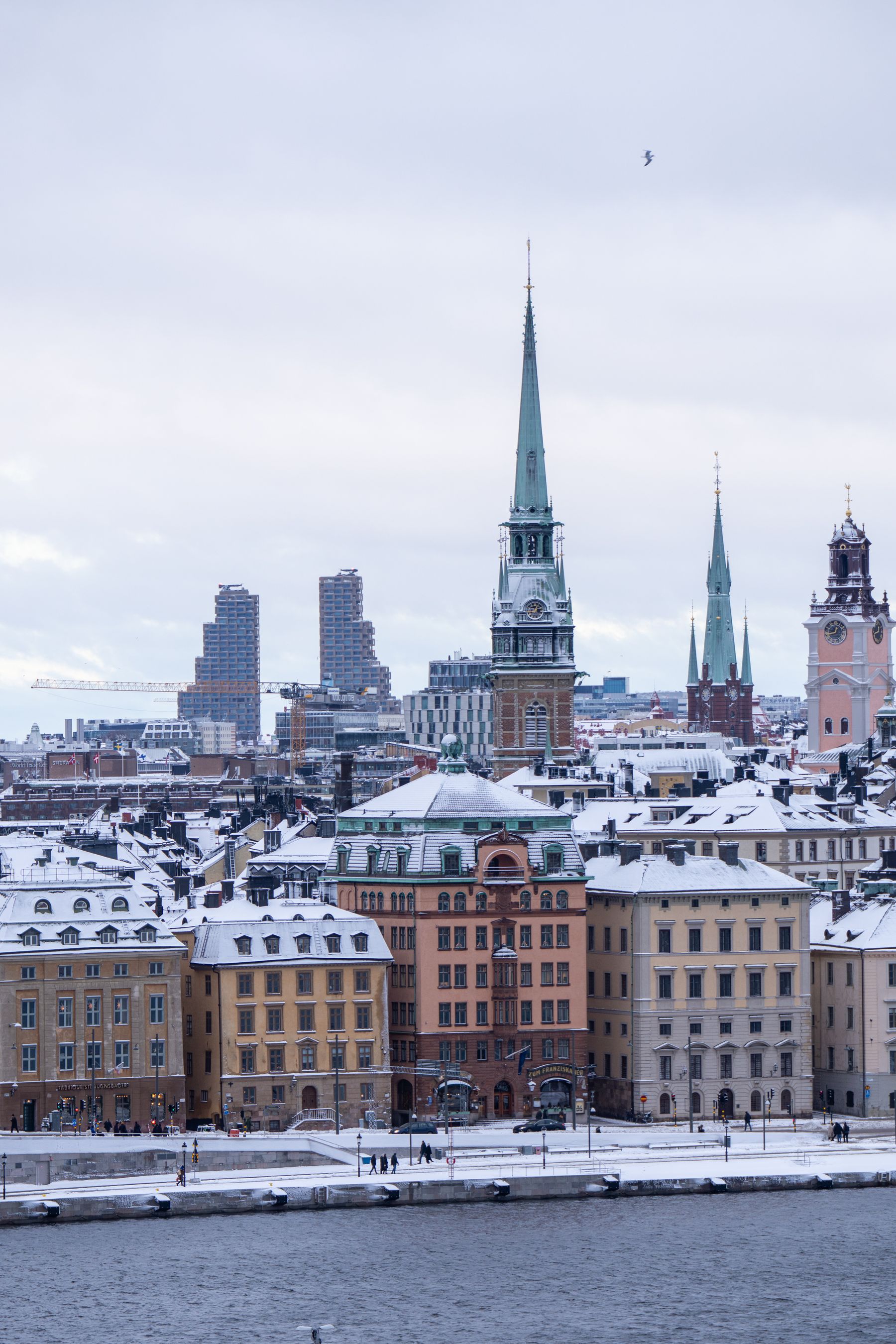 Snötäckta tak och torn i Stockholm