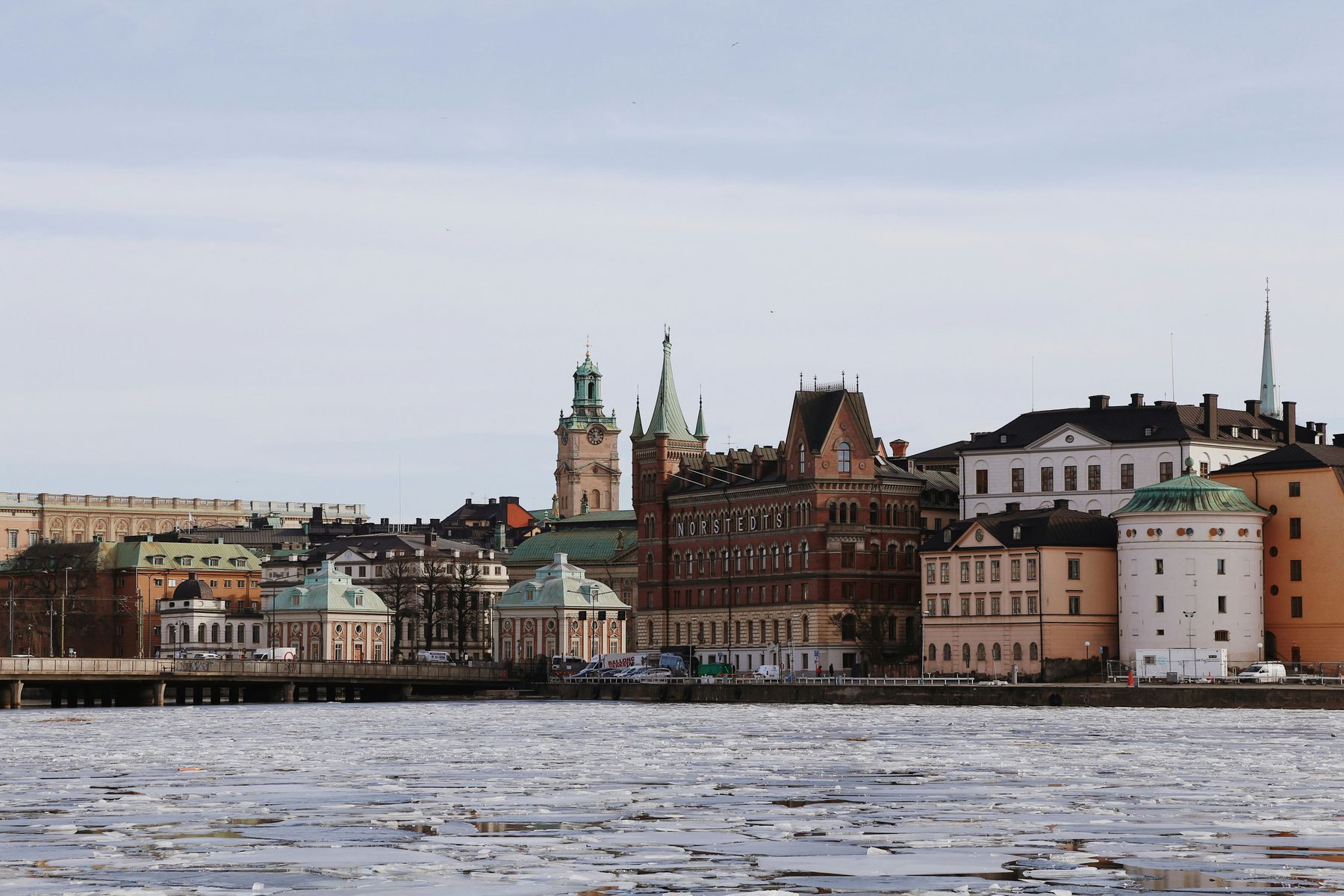 Kajmiljö och fasader i Stockholm