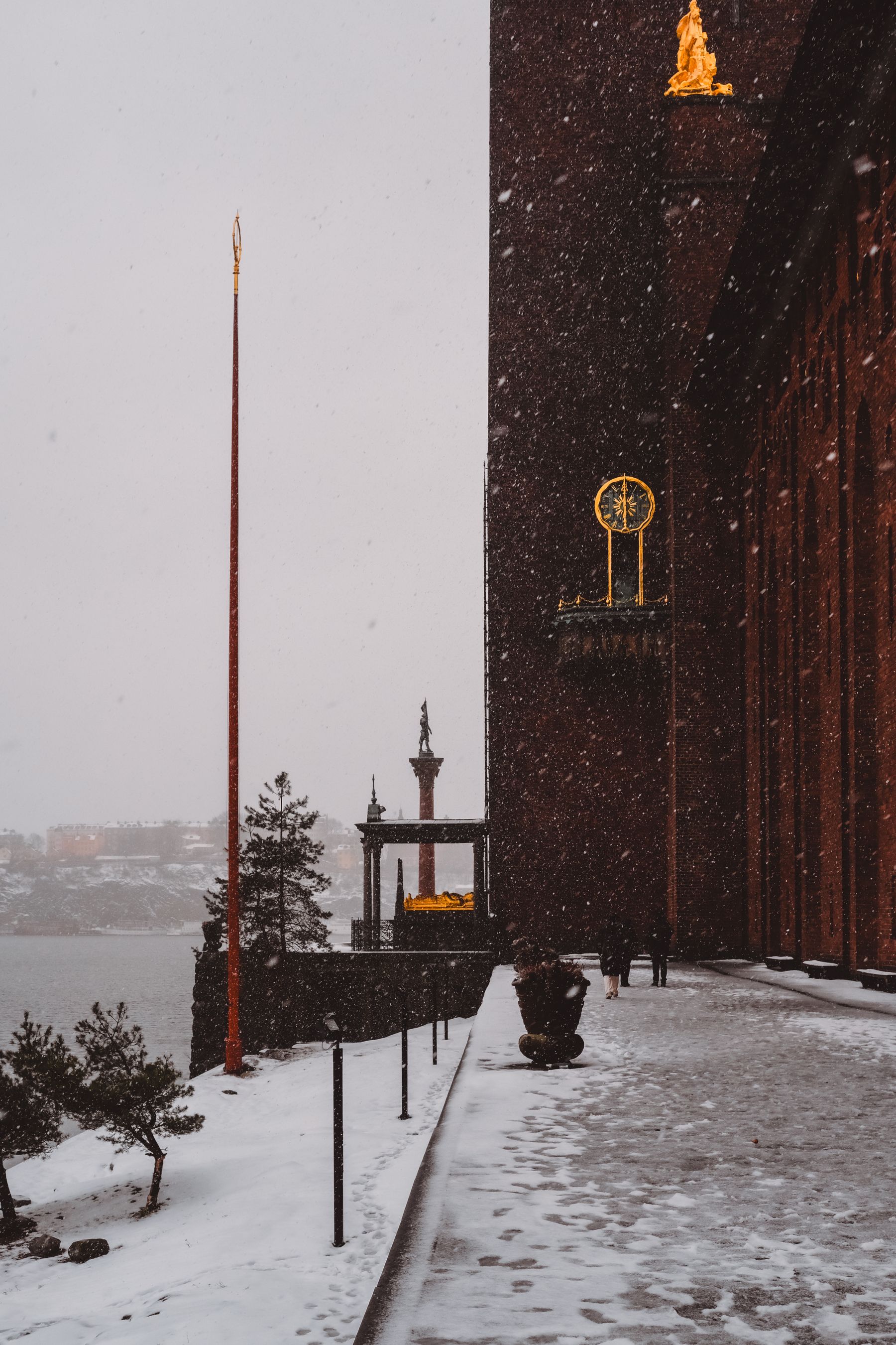 Stockholms stadshus i snöfall